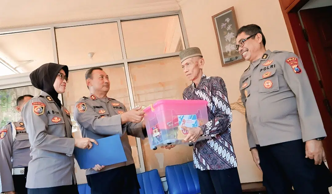 Penuh Haru, Anjangsana SPN Polda Jatim ke Para Purnawirawan di Hari Bhayangkara ke -79