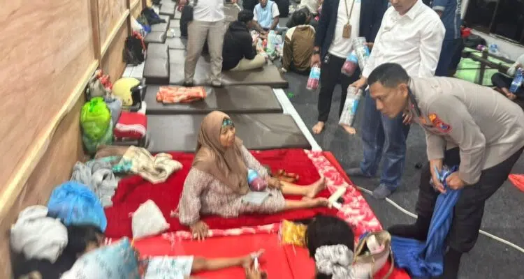 Polresta Banyuwangi dan ASDP Beri Puluhan Selimut dan Matras di Posko Ketapang untuk Keluarga Korban KMP Tunu Pratama
