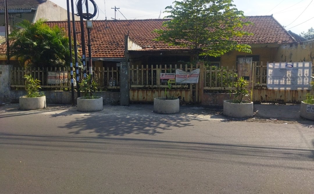 Diduga Oknum BPKP Arogan Usir PKL yang Jualan di Fasum, Pasang Betonan Sumur di Trotoar