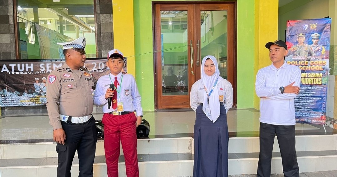Operasi Patuh Semeru 2025, Polres Mojokerto Edukasi Pelajar Tertib Lalin dan Berbagi Helm Gtatis