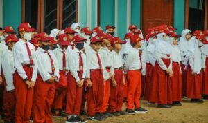 Momen Mengharukan di Hari Pertama Sekolah: Para Ayah di Sidoarjo Turut Antar Anak