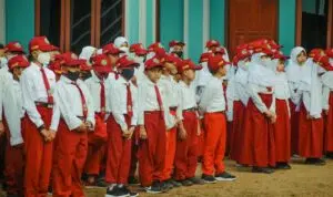 Momen Mengharukan di Hari Pertama Sekolah: Para Ayah di Sidoarjo Turut Antar Anak
