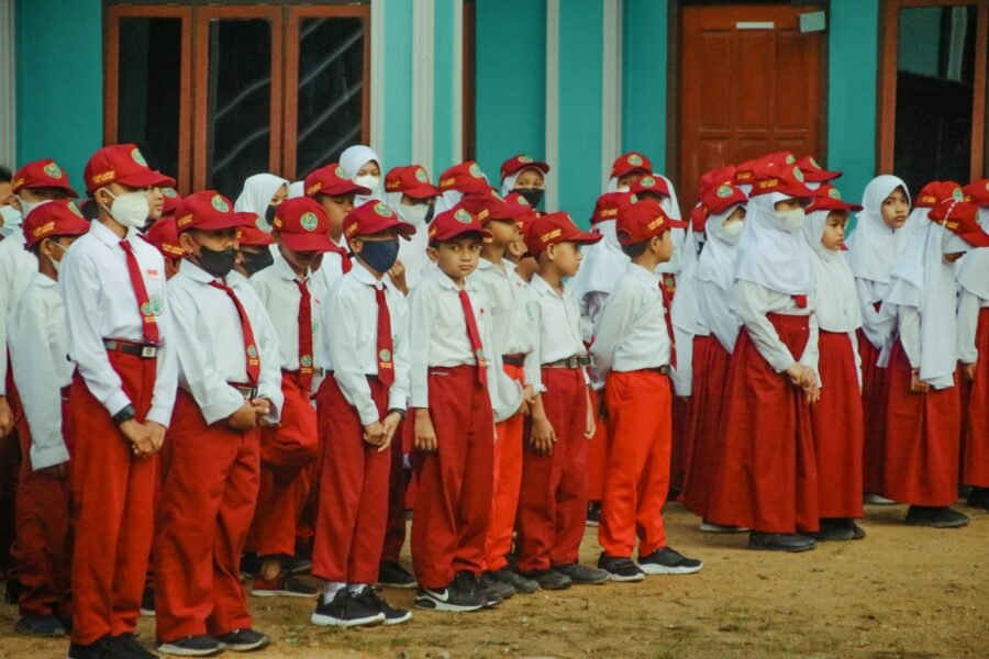 Momen Mengharukan di Hari Pertama Sekolah: Para Ayah di Sidoarjo Turut Antar Anak