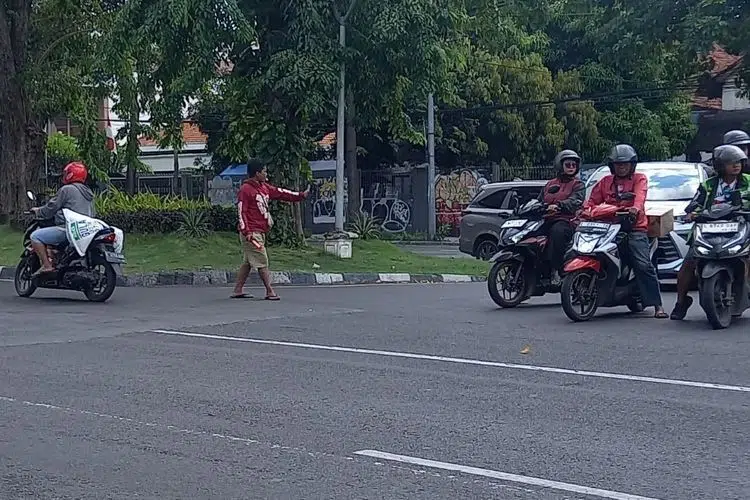 Pemkot Surabaya Tertibkan Supeltas Polisi Goceng, Eri Cahyadi: Beri Pekerjaan Layak 10 Pemkot Surabaya Tertibkan Supeltas Polisi Goceng, Eri Cahyadi: Beri Pekerjaan Layak