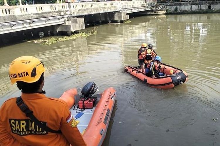 Khawatir Razia Satpol PP, Pengamen Surabaya Lompat ke Sungai Jagir dan Menghilang