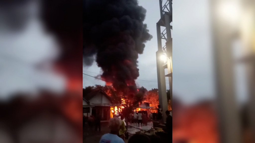 Gudang Ban Bekas di Jombang Ludes Terbakar, Kerugian Capai Ratusan Juta Rupiah 9 Gudang Ban Bekas di Jombang Ludes Terbakar, Kerugian Capai Ratusan Juta Rupiah