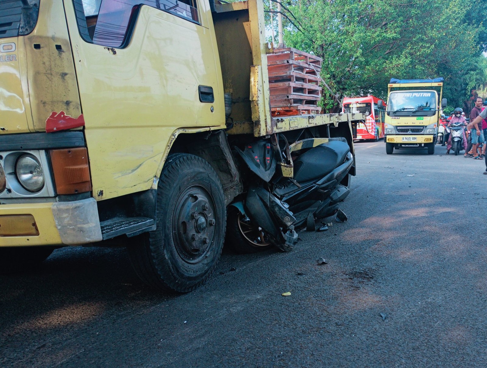 Lansia Salah Injak Pedal Gas, Motor Terseret Masuk Kolong Truk di Medaeng Waru 1 Lansia Salah Injak Pedal Gas, Motor Terseret Masuk Kolong Truk di Medaeng Waru