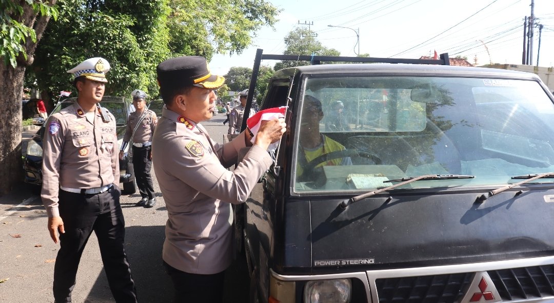 Polresta Banyuwangi Berbagi Bendera Merah Putih Sambut HUT Kemerdekaan RI ke – 80