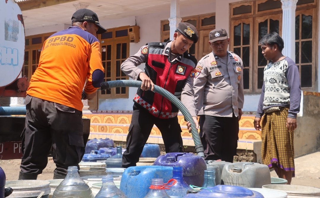 Polsi Peduli : Polres Probolinggo Gandeng BPBD Distribusikan Air Bersih untuk Warga Tiris
