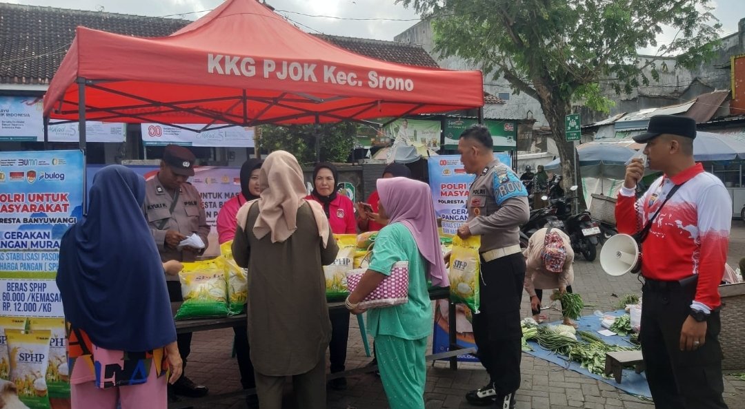 Kolaborasi Polisi dan Bulog Gelontorkan 108 Ton Beras Murah di Banyuwangi 2 Kolaborasi Polisi dan Bulog Gelontorkan 108 Ton Beras Murah di Banyuwangi