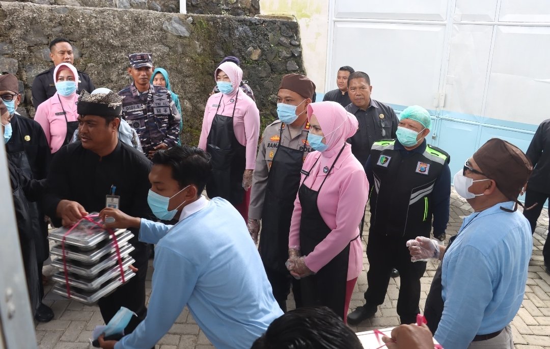 Polresta Banyuwangi Launching SPPG Salurkan Makan Bergizi Gratis 1.218 Siswa di Watukebo 1 Polresta Banyuwangi Launching SPPG Salurkan Makan Bergizi Gratis 1.218 Siswa di Watukebo