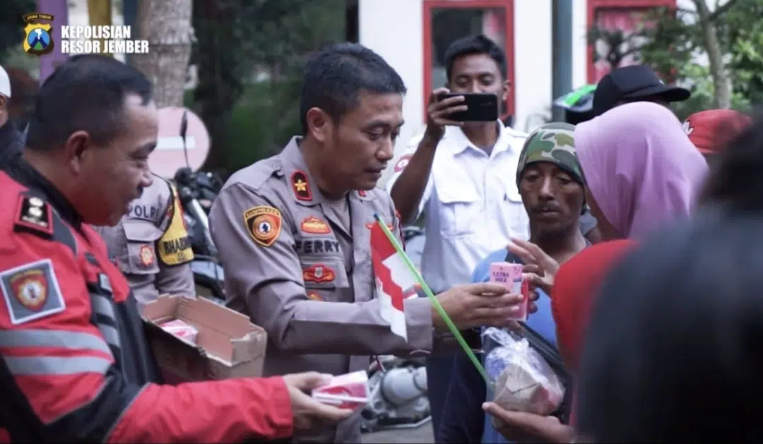 Polres Jember Tebar Kebaikan di Hari Kemerdekaan, Berbagi Makanan Bergizi Gratis Untuk Kaum Rentan