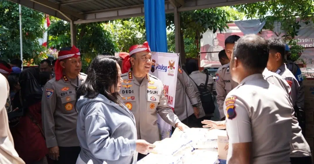 Wakapolri Beri Perhatian Khusus Kepada Biarawati dan Lansia Saat Bakti Sosial di Polsek Genuk