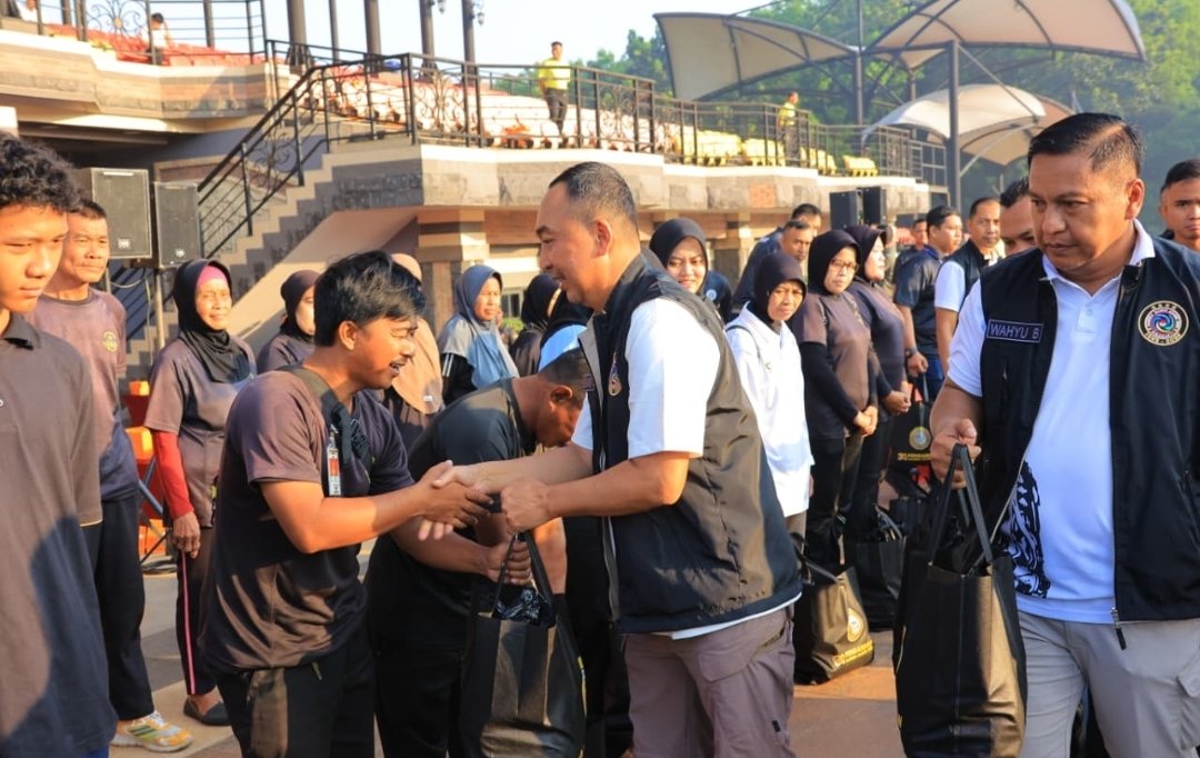 Bentuk Bakti 30 Akabri 95, Ratusan Bansos Diberikan Kepada Masyarakat