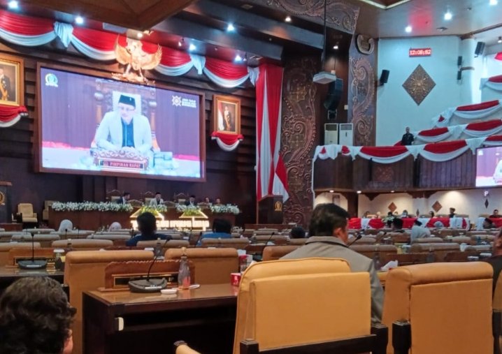 Rapat Paripurna DPRD Jatim Bahas APBD Ditunda, Emil Dardak: “Ini Proses Demokrasi yang Sehat”