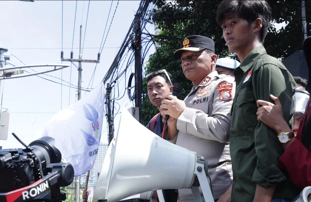 Kapolda Jatim Temui Massa Unras Aliansi BEM Nusantara di Depan Mapolda Jawa Timur