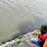 Tim Inafis melakukan olah TKP wanita asal Nganjuk tewas mengapung