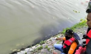 Tim Inafis melakukan olah TKP wanita asal Nganjuk tewas mengapung