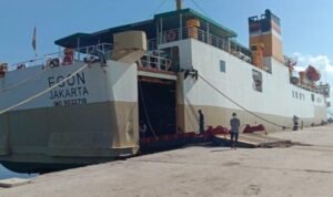 km-egon-saat-masih-sandar-di-pelabuhan-pelni-waingapusumba-timur.jpg km egon saat masih sandar di pelabuhan pelni waingapusumba timur