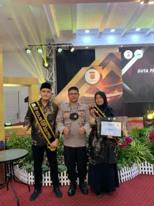 Perwakilan Pelajar SMA SMK MA Se-Kabupaten Lamongan Terima PDK dari Satuan Binmas Polres Lamongan