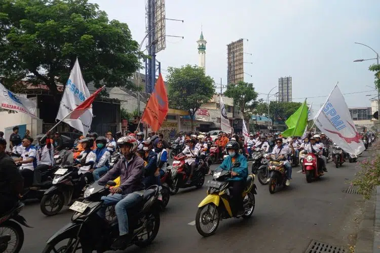 Bawa 6 Tuntutan, Ratusan Buruh Serbu Kantor Gubernur Jatim di Surabaya