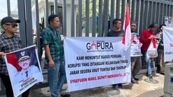 Sebut Nama Wakil Bupati, Warga Indramayu Minta Kejati Jabar Tetapkan Tersangka Korupsi Tuper DPRD 4 Sebut Nama Wakil Bupati, Warga Indramayu Minta Kejati Jabar Tetapkan Tersangka Korupsi Tuper DPRD