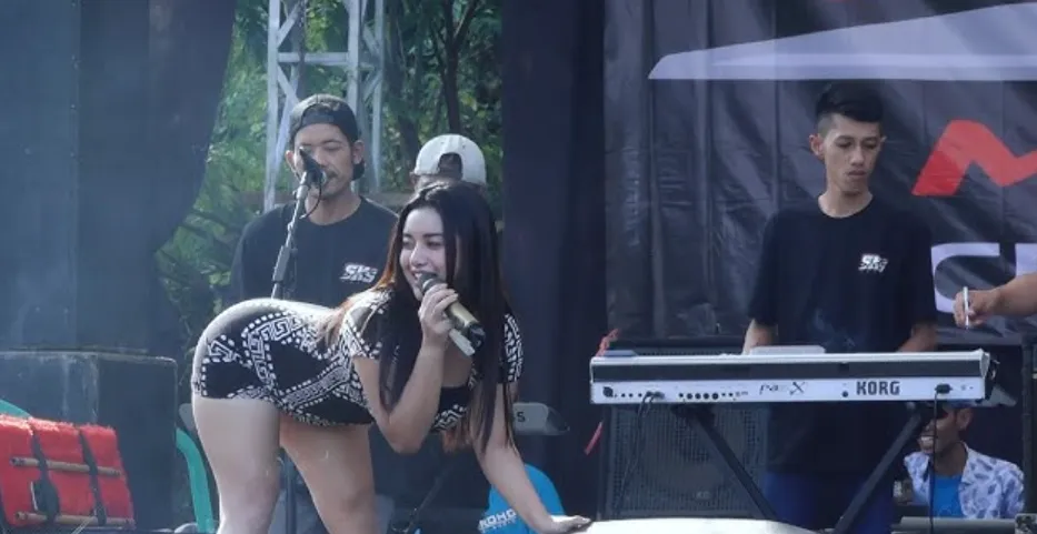 Video Viral Kepala Desa Joget Dangdut di Kantor Kecamatan, Bupati Mojokerto Turun Tangan 1 video viral kepala desa