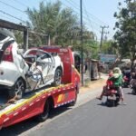 Mobil Toyota Avanza berwarna putih nopol L 1620 BL terlibat kecelakaan beruntun