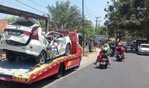 Mobil Toyota Avanza berwarna putih nopol L 1620 BL terlibat kecelakaan beruntun