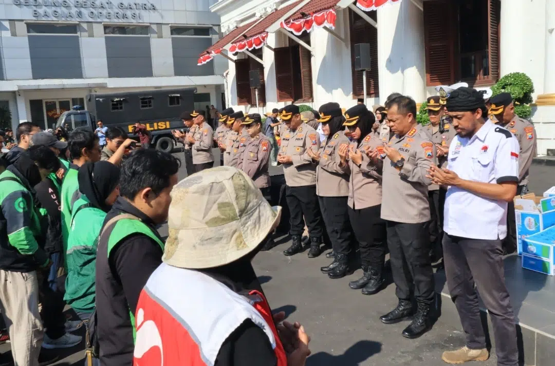 Polrestabes Surabaya dan Ratusan Ojol Doa Bersama: Harmoni untuk Alm Affan Kurniawan