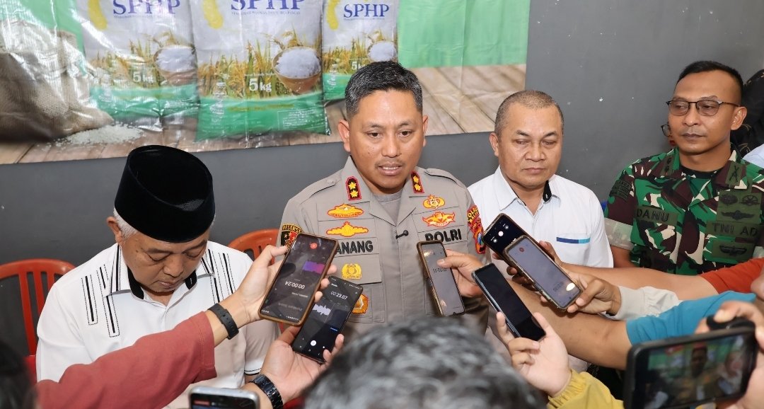 Polres Malang Gelontor 43 Ton Beras SPHP Ratusan Warga Sambut Gembira