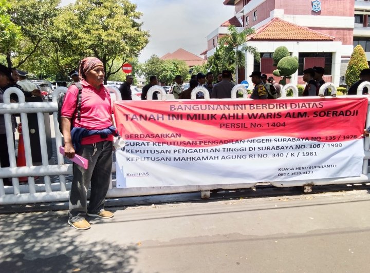 Warga Segel Perumda Surya Sembada Surabaya, Tuntut Eksekusi Putusan Pengadilan
