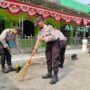 Siswa Diktukba Polri SPN Polda Jatim Punguti Sampah di Pasar Mojokerto, Pedagang: “Bikin Hati Adem