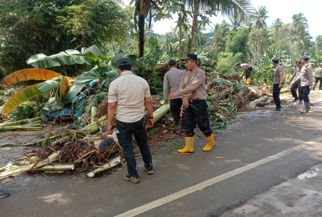 Polisi Bersama BPBD Tangani 2.228 Jiwa Terdampak Banjir di Malang Selatan