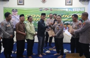 Cegah Curanmor, Kapolres Pelabuhan Tanjung Perak Bagikan Kunci Ganda ke Warga Morokrembangan 1 Cegah Curanmor, Kapolres Pelabuhan Tanjung Perak Bagikan Kunci Ganda ke Warga Morokrembangan