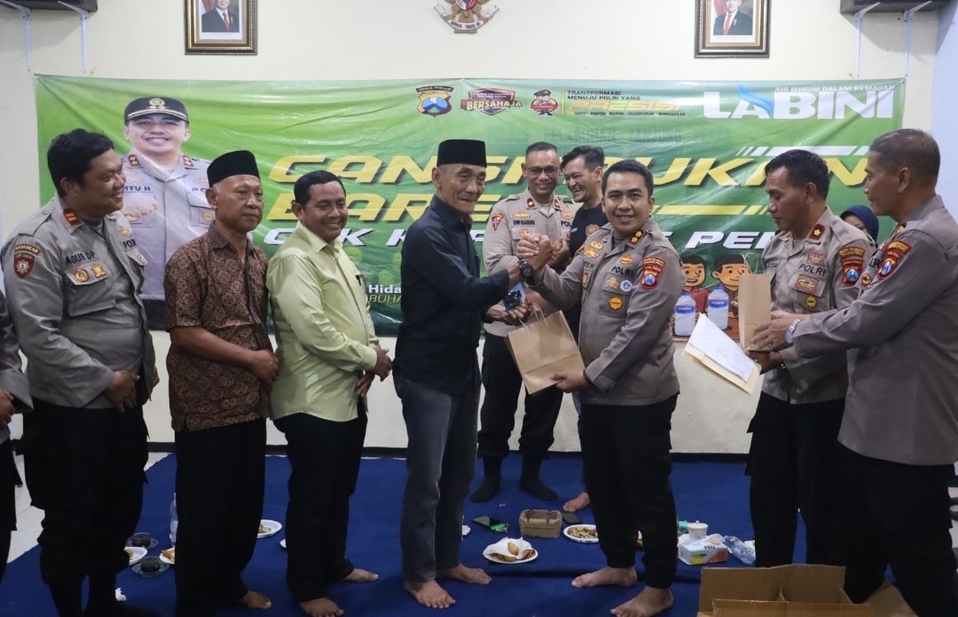 Cegah Curanmor, Kapolres Pelabuhan Tanjung Perak Bagikan Kunci Ganda ke Warga Morokrembangan 1 Cegah Curanmor, Kapolres Pelabuhan Tanjung Perak Bagikan Kunci Ganda ke Warga Morokrembangan
