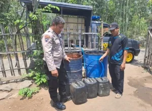 Polisi Tangani Kekeringan di Winongan Pasuruan Sulap Mobil Patroli Jadi Armada Air Bersih 1 Polisi Tangani Kekeringan di Winongan Pasuruan Sulap Mobil Patroli Jadi Armada Air Bersih
