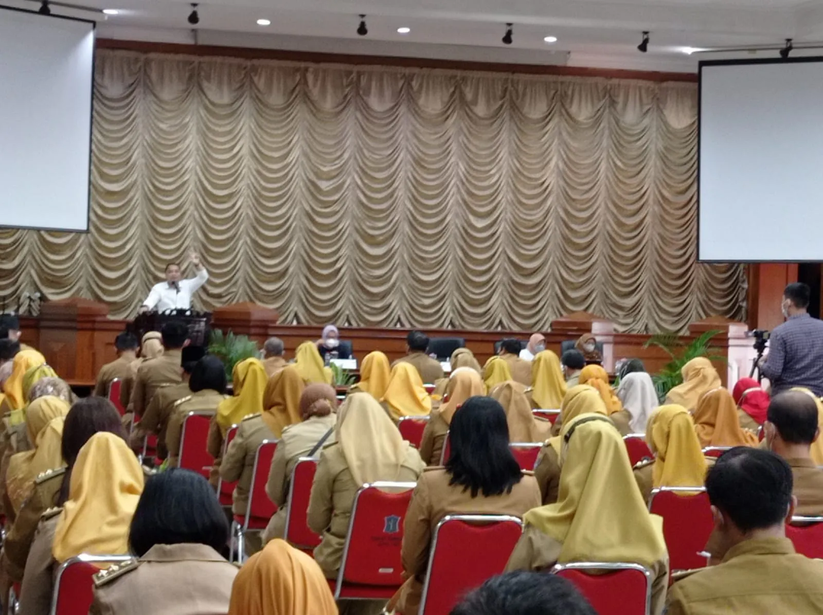 Cak Eri Kumpulkan Camat dan Lurah Seluruh Kota Surabaya, Beri Arahan Pengawasan Ketat Kos 1 Cak Eri Kumpulkan Camat dan Lurah Seluruh Kota Surabaya, Beri Arahan Pengawasan Ketat Kos
