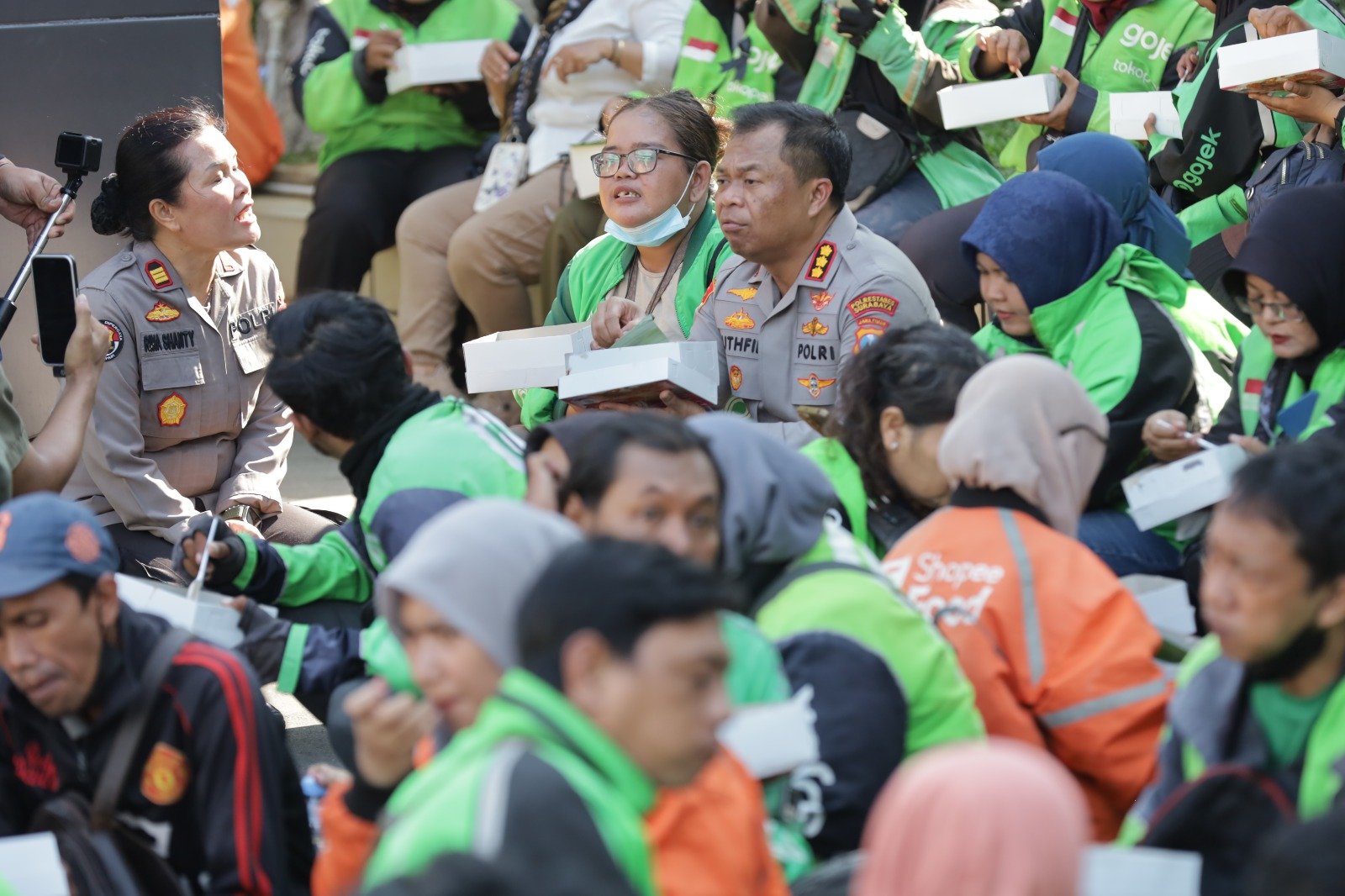 Doa Bersama Ojol dan Polrestabes Surabaya untuk Affan Kurniawan, Simbol Kepedulian dan Persaudaraan