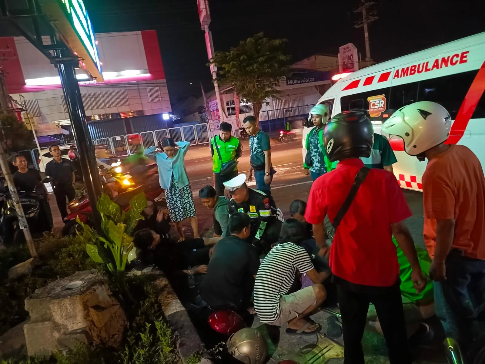 Ojol dan Warga Gresik Bantu Polisi Evakuasi Korban Kecelakaan