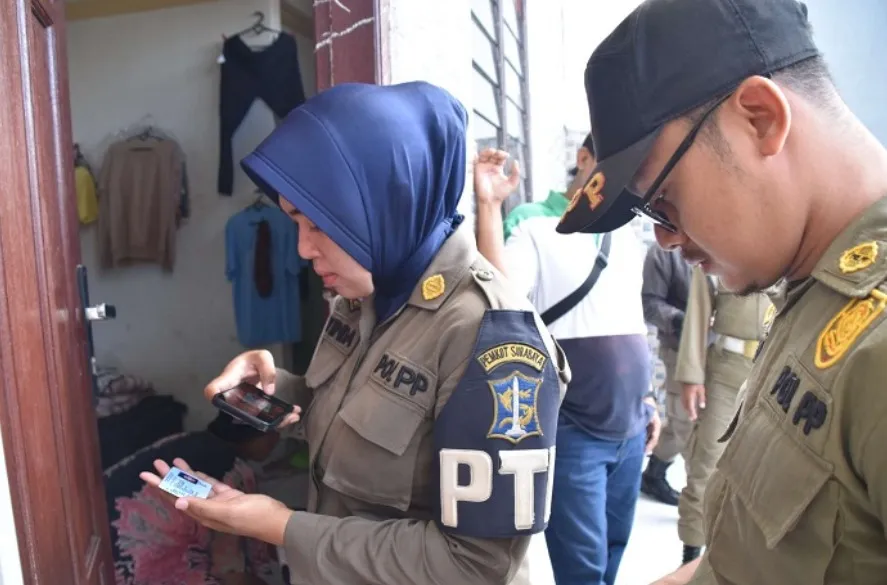 Pemkot Surabaya Libatkan RT/RW Perketat Razia Kos-Kosan 1 Pemkot Surabaya Libatkan RT/RW Perketat Razia Kos-Kosan