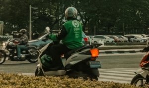 Aksi Cepat Pengemudi Ojol di Gresik Bantu Korban Kecelakaan Perpres Ojol