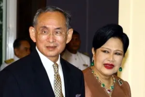 Ratu Sirikit, Ibu Suri Kerajaan Thailand, Meninggal Dunia di Usia 93 Tahun 8 Ratu Sirikit, Ibu Suri Kerajaan Thailand, Meninggal Dunia di Usia 93 Tahun