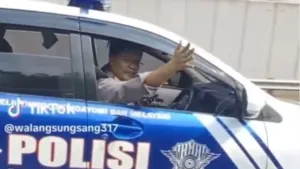 Video Nasib Pengemudi Pajero dengan Plat Polisi Palsu yang Bunyikan "Tot Tot Wuk Wuk" Saat Macet, Diamankan 9 Video Nasib Pengemudi Pajero dengan Plat Polisi Palsu yang Bunyikan “Tot Tot Wuk Wuk” Saat Macet, Diamankan