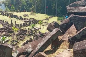 Fakta Baru Gunung Padang: Batu Raksasa Dibawa dari Jauh 3 Fakta Baru Gunung Padang: Batu Raksasa Dibawa dari Jauh