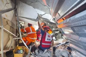 Evakuasi Ponpes Al Khoziny Sidoarjo: 6 Korban Diduga Masih Hidup, Logistik Disalurkan Melalui Reruntuhan 5 Evakuasi Ponpes Al Khoziny Sidoarjo: 6 Korban Diduga Masih Hidup, Logistik Disalurkan Melalui Reruntuhan
