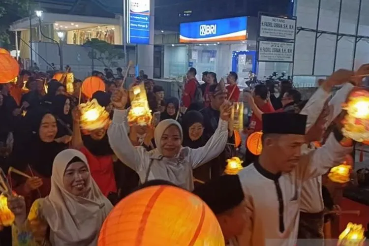 Meriahnya Pawai Lampion dengan 2.000 Peserta di Tanjungpinang