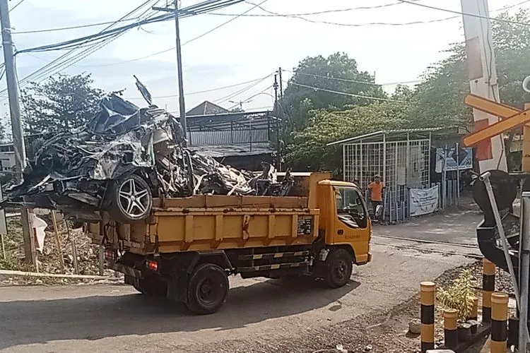 Sedan Hitam Diduga Mercedez-Benz Ditemukan di Reruntuhan Ponpes Al Khoziny Sidoarjo, Langsung Dibawa ke Rumah Kyai