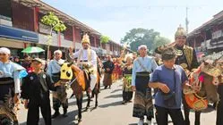 Universitas Muhammadiyah Kuningan Tampilkan Keberagaman dan Inovasi di Karnaval Ulang Tahun ke-527