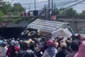 Kecelakaan Mengerikan di Jalan Tol Tangerang-Merak, Truk Jatuh Timpa Mobil 1 Kecelakaan Mengerikan di Jalan Tol Tangerang-Merak, Truk Jatuh Timpa Mobil